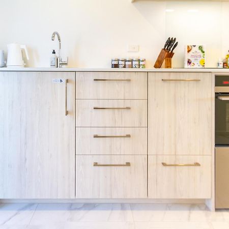 City Living: Upper Studio Haven On Wilmer ไครสต์เชิร์ช ภายนอก รูปภาพ